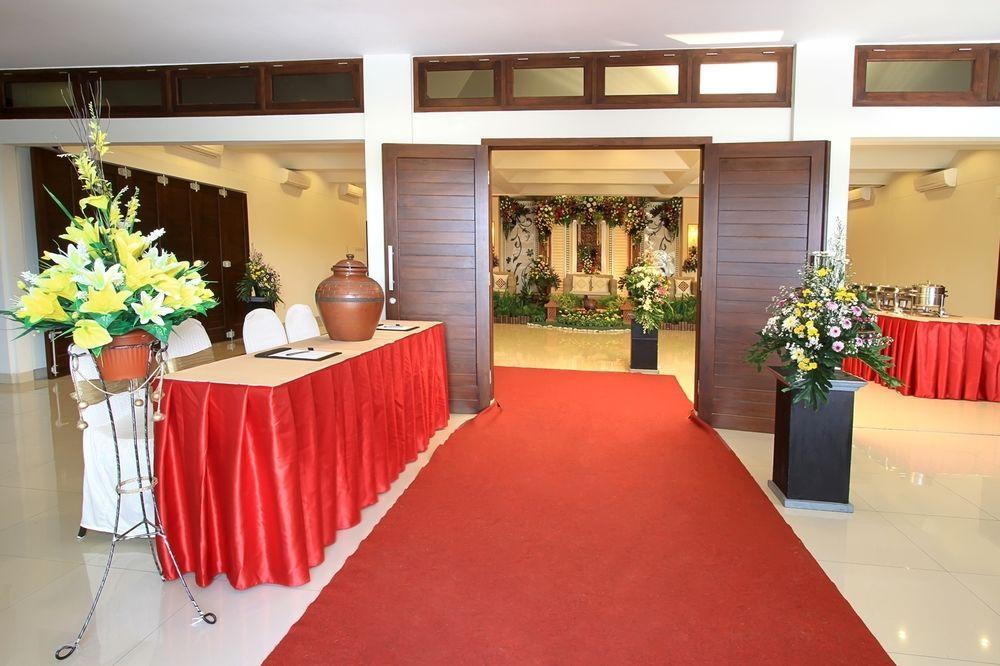 Maesa Hotel Ponorogo Exterior photo